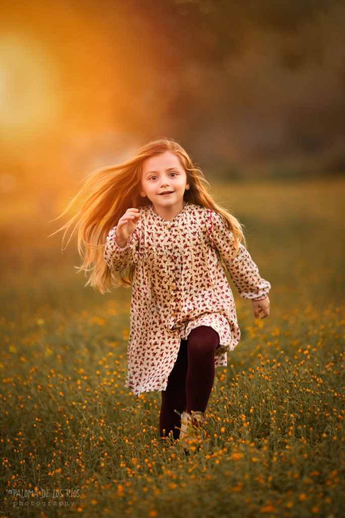 niña corriendo campo ibiza