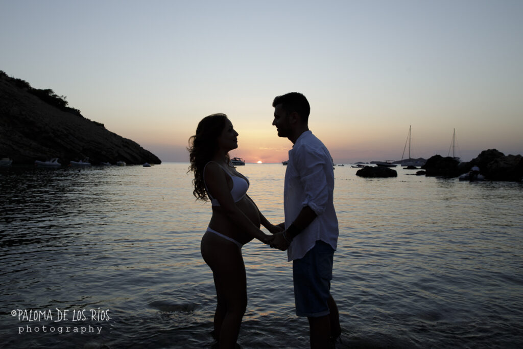 Pareja en la playa al atardecer, fotografía romántica para San Valentín