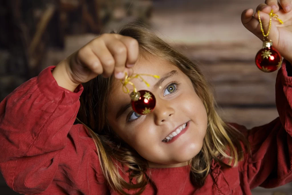 Detalle del decorado navideño con farolillos, luces doradas y suelo empedrado. Fotografía de ambiente cálido y festivo en Ibiza.