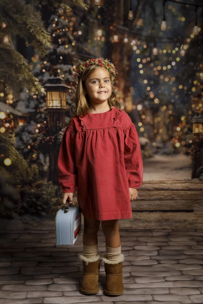 Primer plano de una niña mirando las luces navideñas con asombro. Fotografía infantil navideña realizada en Ibiza por Paloma de los Ríos.