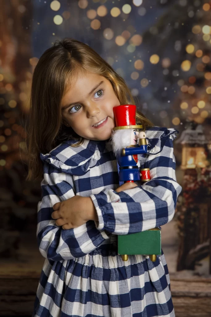 Escenario completo de sesión navideña con puente empedrado, luces y decoración tradicional. Fotografía artística de Navidad en Ibiza por Paloma de los Ríos.