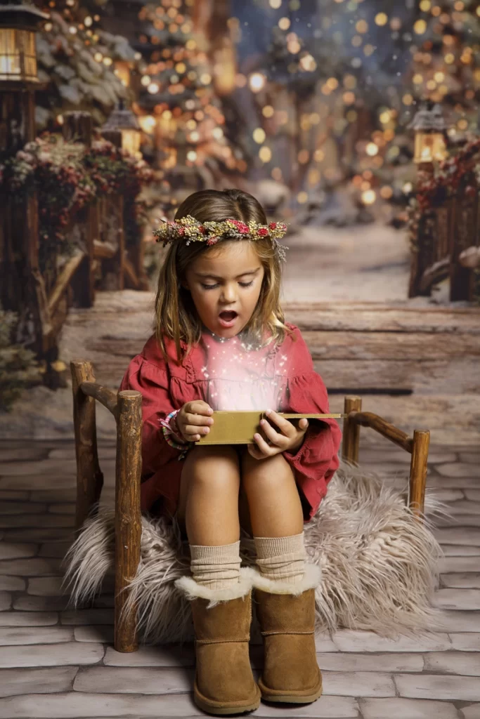 Niña con vestido rojo y corona floral bajo farolillos encendidos. Escenario navideño clásico en Ibiza fotografiado por Paloma de los Ríos.