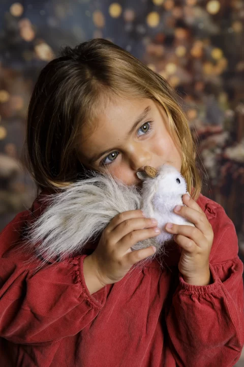 Sesión de Navidad familiar en Ibiza, con luces suaves, regalos decorativos y ambiente cálido de cuento. Fotografía natural de Paloma de los Ríos.